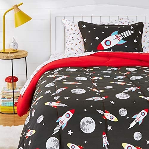 AMAZON BASICS KIDS 5PC BEDDING SET TWIN
Easy-Wash Microfiber Bed-in-a-Bag Bedding Set - Twin, Space Rockets